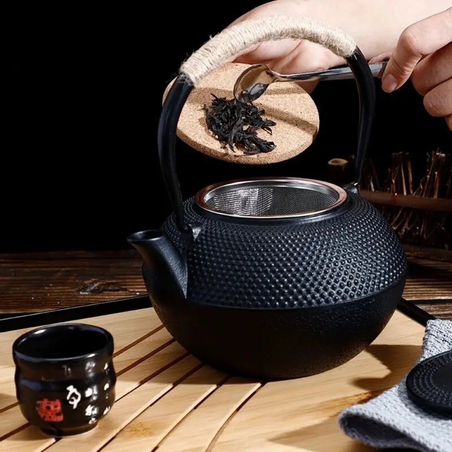 Japanese Cast Iron Kung Fu Tea Set with 600/800ml Capacity for Puer Tea - Stylish Iron Teapot and Tea Kettle for Home Decor and