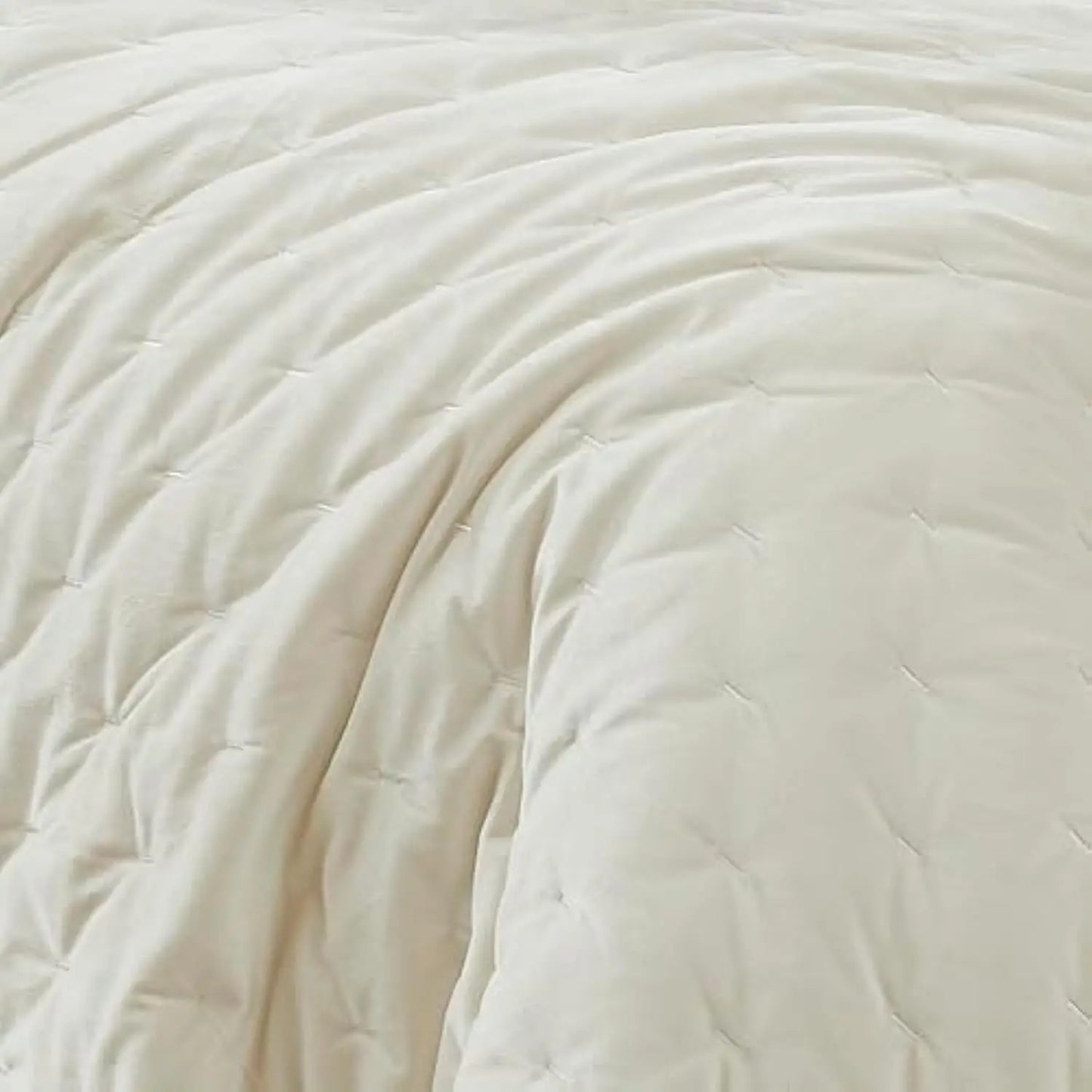 - Quilt Set, 3-Piece Cozy Velvet Bedding with Matching Shams, Embroidered Stitch Design